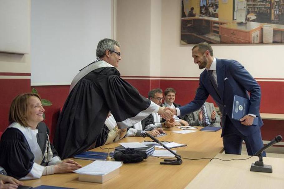 Il difensore della Juve e della Nazionale Giorgio Chiellini, oggi 6 aprile, ha conseguito la laurea specialistica in Business administration, presso la Scuola di Management ed Economia dell&#39;Universit degli studi di Torino. Un 
